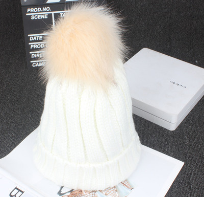 Γυναικείο καπέλο χειμωνιάτικο μάλλιο με ένα όμορφο χνούδι