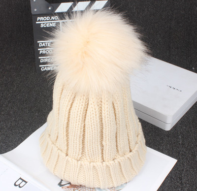 Γυναικείο καπέλο χειμωνιάτικο μάλλιο με ένα όμορφο χνούδι