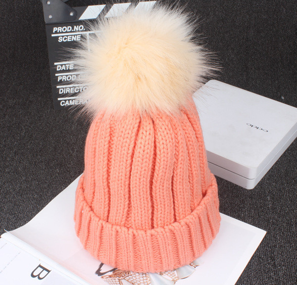 Γυναικείο καπέλο χειμωνιάτικο μάλλιο με ένα όμορφο χνούδι