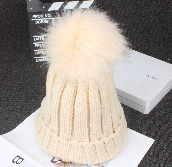 Γυναικείο καπέλο χειμωνιάτικο μάλλιο με ένα όμορφο χνούδι