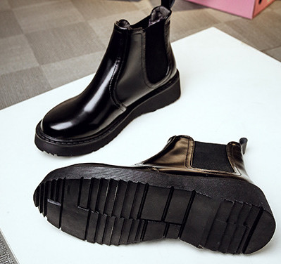 Актуални и много стилни дамски лачени боти с много топла подплата