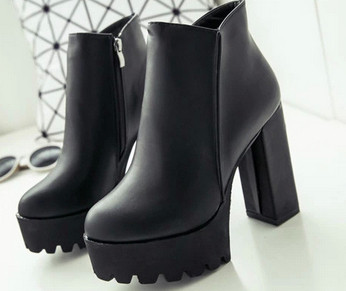 Много стилни изчистени дамски боти с груба неплъзгаща се подметка и висок дебел ток