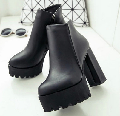 Много стилни изчистени дамски боти с груба неплъзгаща се подметка и висок дебел ток