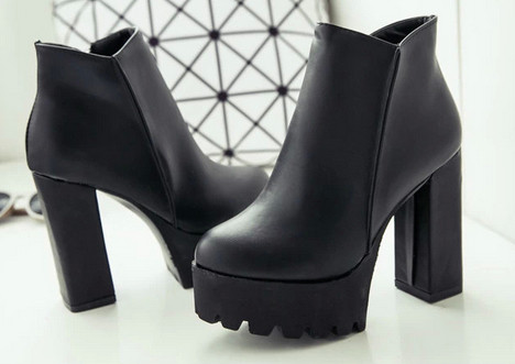 Много стилни изчистени дамски боти с груба неплъзгаща се подметка и висок дебел ток