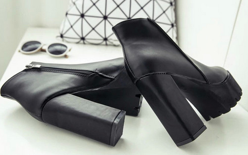 Много стилни изчистени дамски боти с груба неплъзгаща се подметка и висок дебел ток