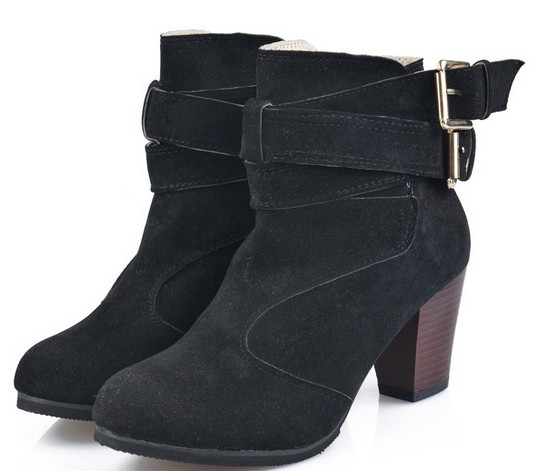 Γυναικείες μπότες με χοντρό  ψηλό τακούνι  και ενδιαφέρουσες μεταλλικές πόρπες γύρω από τον αστράγαλο