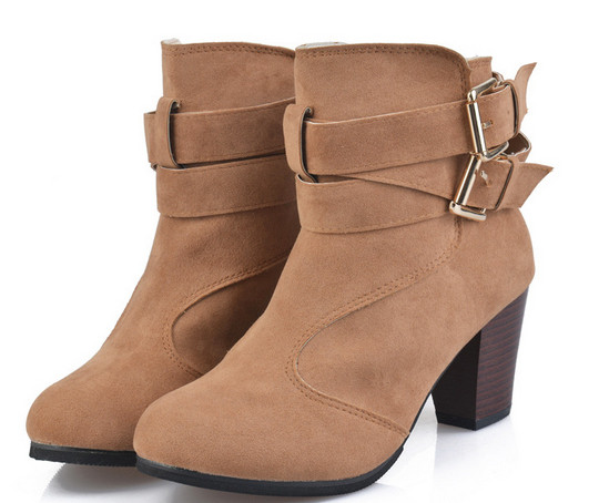 Γυναικείες μπότες με χοντρό  ψηλό τακούνι  και ενδιαφέρουσες μεταλλικές πόρπες γύρω από τον αστράγαλο