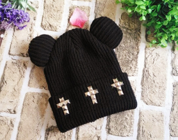 Дамска много стилна зимна вълнена шапка с декоративни ушички тип Мики Маус