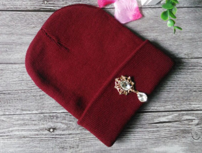 Γυναικείοκαπέλο με ένα ενδιαφέρον λαμπερό στολίδι σε επτά διαφορετικά χρώματα