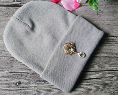 Γυναικείοκαπέλο με ένα ενδιαφέρον λαμπερό στολίδι σε επτά διαφορετικά χρώματα