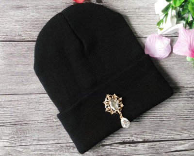 Γυναικείοκαπέλο με ένα ενδιαφέρον λαμπερό στολίδι σε επτά διαφορετικά χρώματα