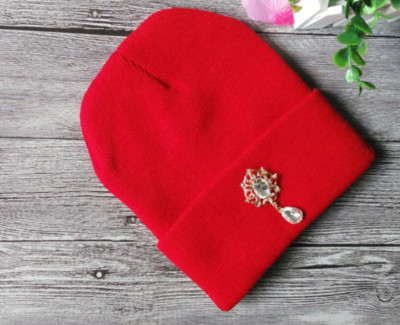 Γυναικείοκαπέλο με ένα ενδιαφέρον λαμπερό στολίδι σε επτά διαφορετικά χρώματα