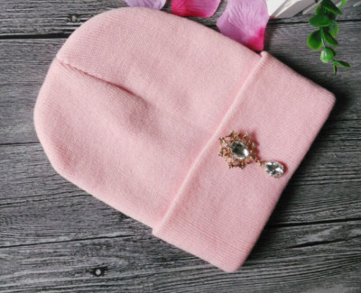 Γυναικείοκαπέλο με ένα ενδιαφέρον λαμπερό στολίδι σε επτά διαφορετικά χρώματα