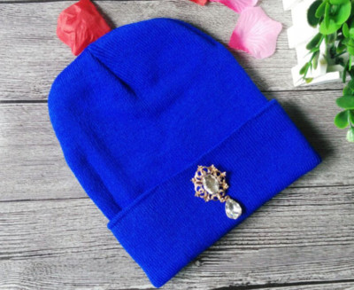 Γυναικείοκαπέλο με ένα ενδιαφέρον λαμπερό στολίδι σε επτά διαφορετικά χρώματα