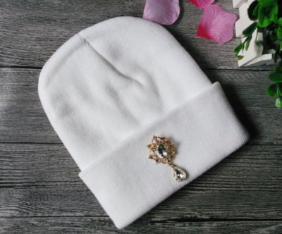 Γυναικείοκαπέλο με ένα ενδιαφέρον λαμπερό στολίδι σε επτά διαφορετικά χρώματα