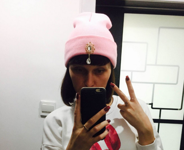 Γυναικείοκαπέλο με ένα ενδιαφέρον λαμπερό στολίδι σε επτά διαφορετικά χρώματα