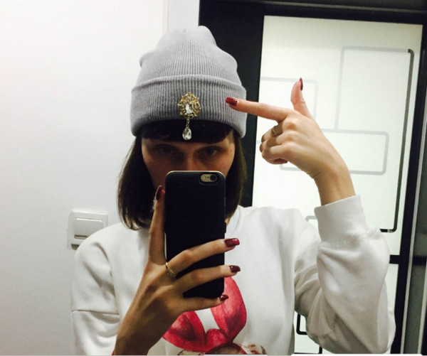 Γυναικείοκαπέλο με ένα ενδιαφέρον λαμπερό στολίδι σε επτά διαφορετικά χρώματα