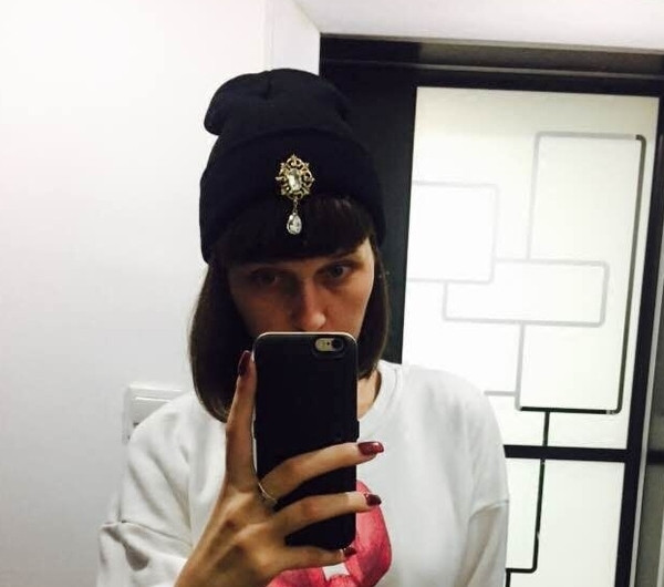 Γυναικείοκαπέλο με ένα ενδιαφέρον λαμπερό στολίδι σε επτά διαφορετικά χρώματα