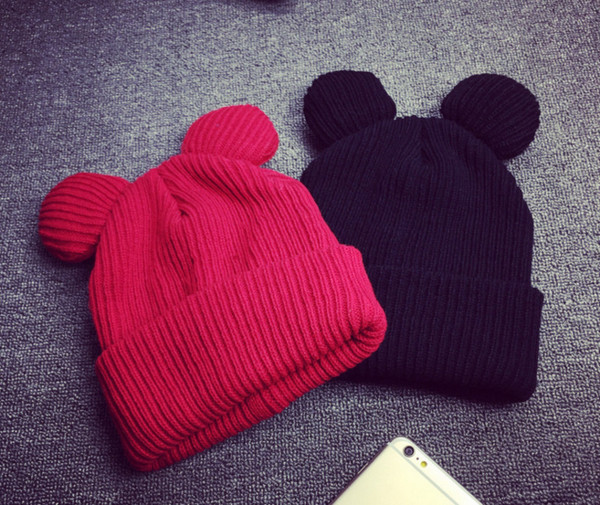 Вълнена и много топла дамска зимна шапка със стилни ушички