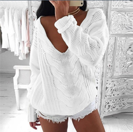 Стилен дамски пуловер в бял цвят и паднали рамене, в свободен стил