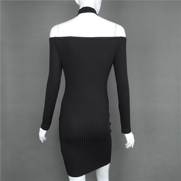 Κομψό γυναικείο φόρεμα με μακρύ μανίκι και σχισμή με πεσμένους ώμους σε μαύρο χρώμα