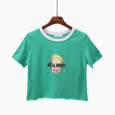 Σύντομη γυναικεία μπλούζα σε διάφορα χρώματα και εικόνα