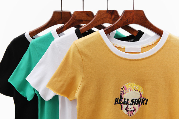 Σύντομη γυναικεία μπλούζα σε διάφορα χρώματα και εικόνα