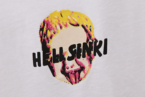 Σύντομη γυναικεία μπλούζα σε διάφορα χρώματα και εικόνα