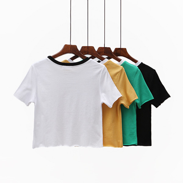 Σύντομη γυναικεία μπλούζα σε διάφορα χρώματα και εικόνα