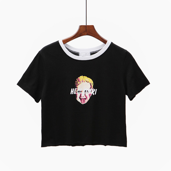 Σύντομη γυναικεία μπλούζα σε διάφορα χρώματα και εικόνα