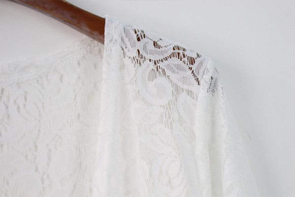 Κομψή  φθινοπωρηνή γυναικεία ζακέτα  - μακρύ, σε  λευκό και μαύρο χρώμα και με  δαντέλα