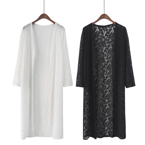 Κομψή  φθινοπωρηνή γυναικεία ζακέτα  - μακρύ, σε  λευκό και μαύρο χρώμα και με  δαντέλα