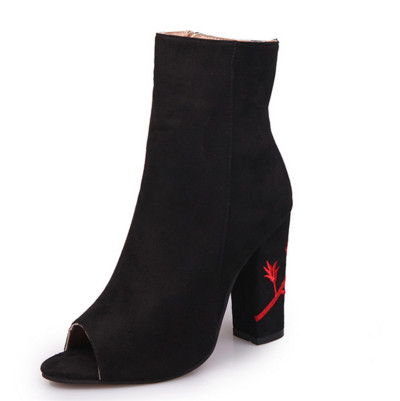 Ежедневни и много стилни дамски обувки на висок бродиран ток с ципово закопчаване