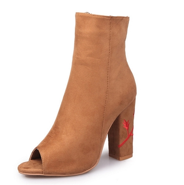 Ежедневни и много стилни дамски обувки на висок бродиран ток с ципово закопчаване