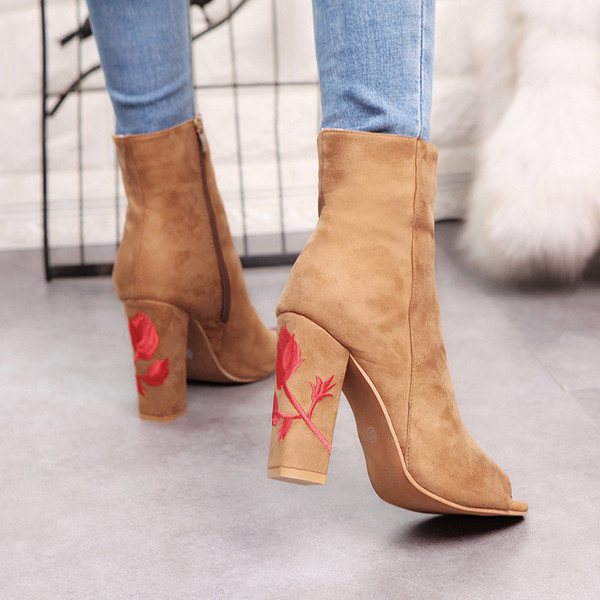 Ежедневни и много стилни дамски обувки на висок бродиран ток с ципово закопчаване