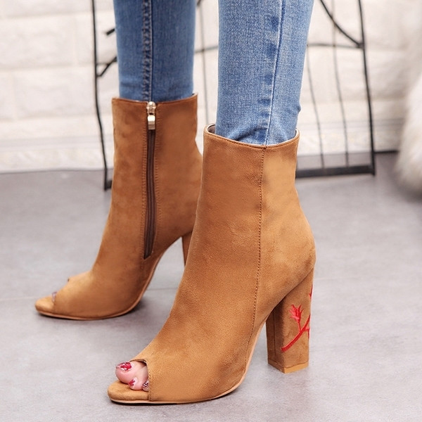 Ежедневни и много стилни дамски обувки на висок бродиран ток с ципово закопчаване