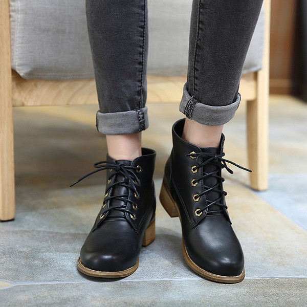 Υπέροχες  γυναικείες μπότες με  παχύ  τακούνι σε ρετρό στυλ