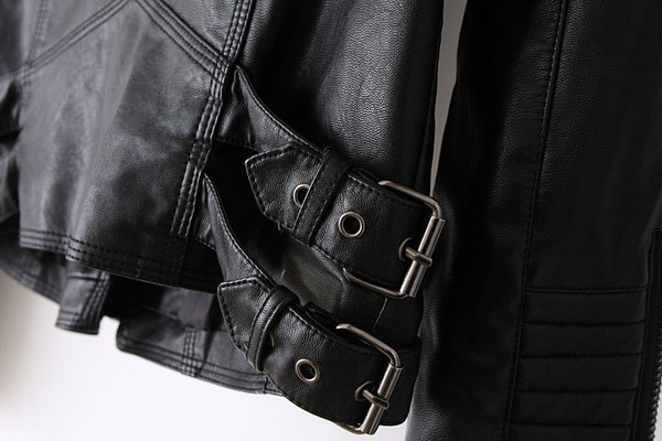 Много стилно дамско якенце с интересни ципове по ръкавите 