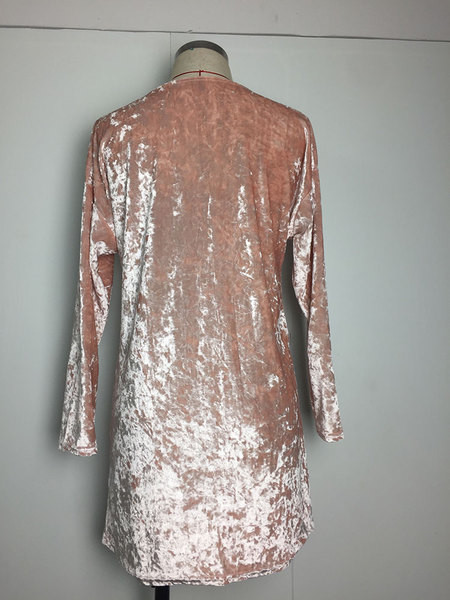 Πολύ ενδιαφέρουσα γυναικεία  βελούδινη φόρεμα με V-λαιμόκοψη και μακριά μανίκια