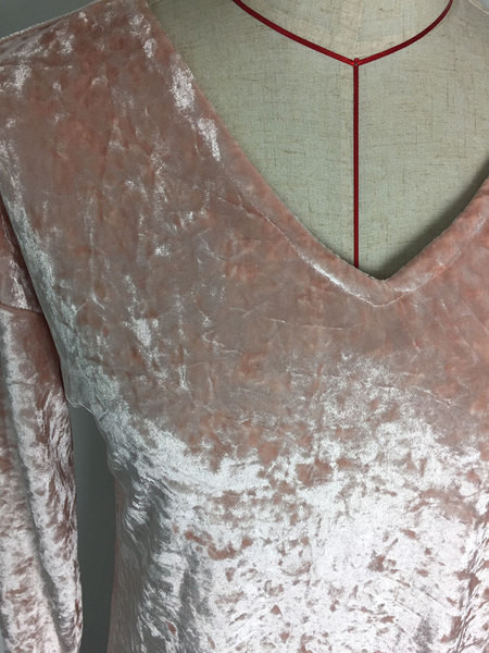 Πολύ ενδιαφέρουσα γυναικεία  βελούδινη φόρεμα με V-λαιμόκοψη και μακριά μανίκια