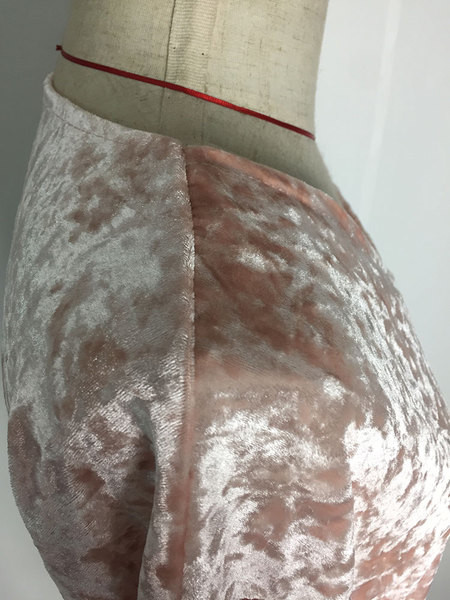 Πολύ ενδιαφέρουσα γυναικεία  βελούδινη φόρεμα με V-λαιμόκοψη και μακριά μανίκια