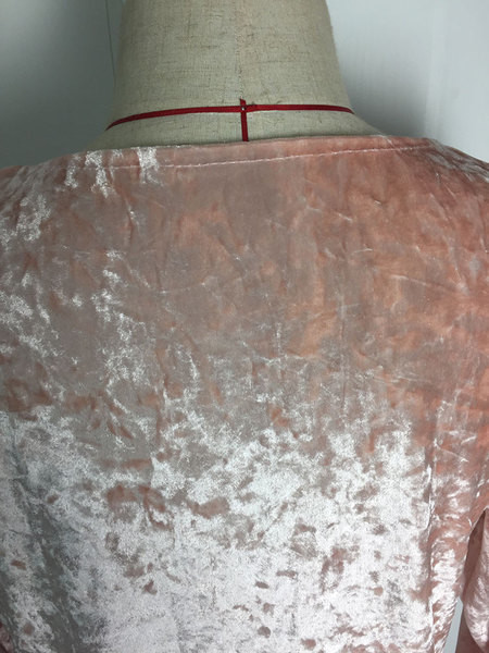 Πολύ ενδιαφέρουσα γυναικεία  βελούδινη φόρεμα με V-λαιμόκοψη και μακριά μανίκια