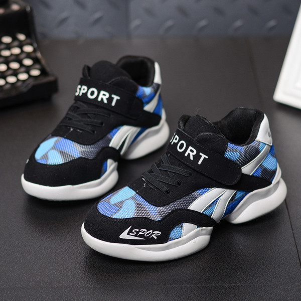 Όμορφα αθλητικά παπούτσια για αγόρια σε τρία χρώματα με λουράκια βελκρό και επιγραφές