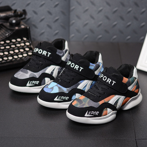 Όμορφα αθλητικά παπούτσια για αγόρια σε τρία χρώματα με λουράκια βελκρό και επιγραφές