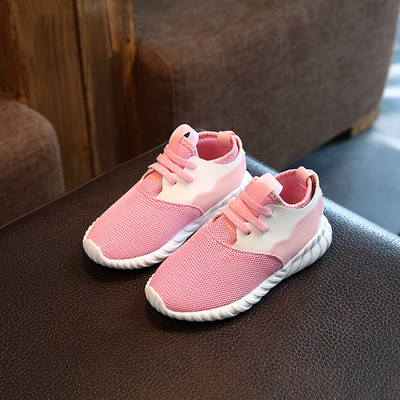 Αθλητικά παιδικά παπούτσια για κορίτσια σε λευκό και ροζ χρώμα, κατάλληλα για τη καθημερινή ζωή