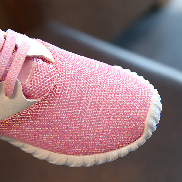 Αθλητικά παιδικά παπούτσια για κορίτσια σε λευκό και ροζ χρώμα, κατάλληλα για τη καθημερινή ζωή