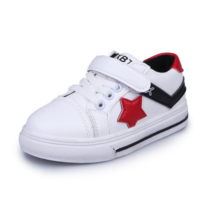 Стилни кецове за момчета в бял, червен и черен цвят с лепенки 