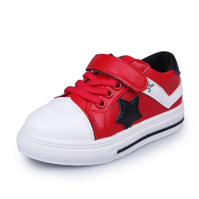 Стилни кецове за момчета в бял, червен и черен цвят с лепенки 