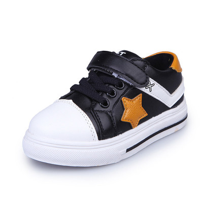 Стилни кецове за момчета в бял, червен и черен цвят с лепенки 