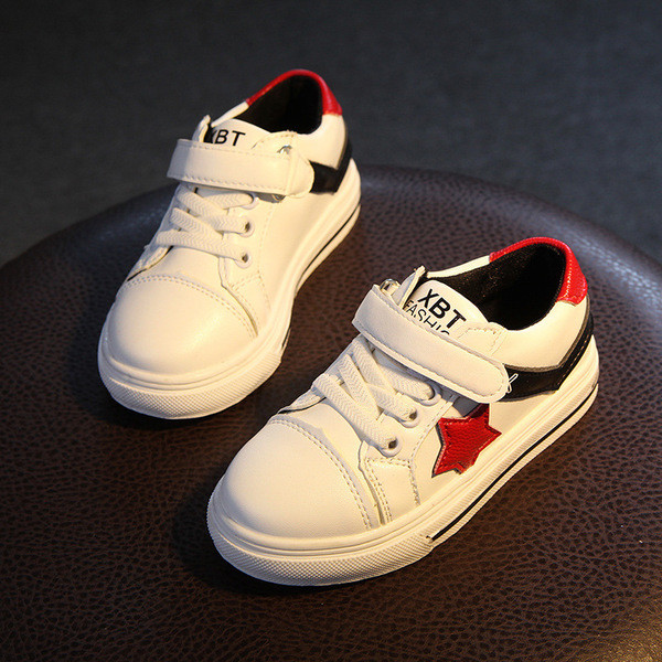 Стилни кецове за момчета в бял, червен и черен цвят с лепенки 